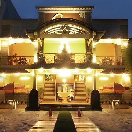 Patria Palace Hotel Blitar Exteriör bild