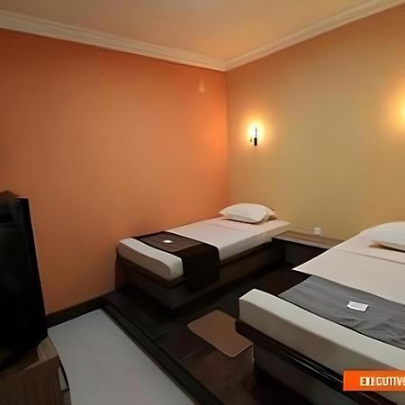Patria Palace Hotel Blitar Exteriör bild