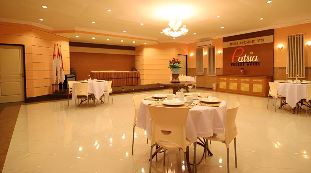 Patria Palace Hotel Blitar Exteriör bild