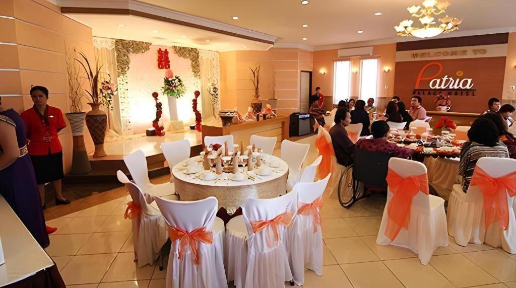 Patria Palace Hotel Blitar Exteriör bild