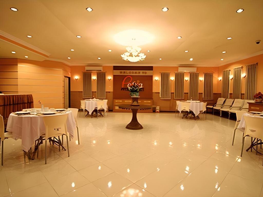 Patria Palace Hotel Blitar Exteriör bild
