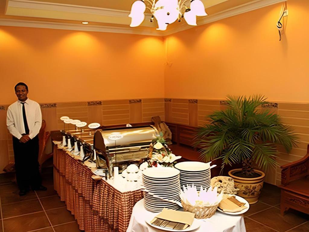 Patria Palace Hotel Blitar Exteriör bild