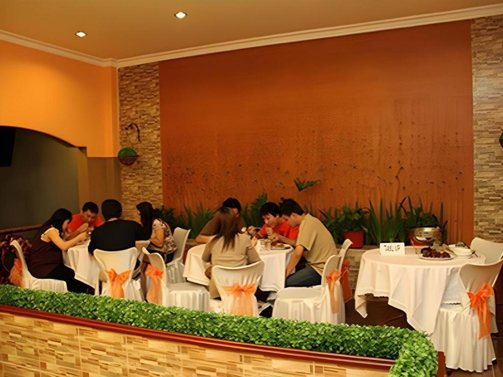 Patria Palace Hotel Blitar Exteriör bild