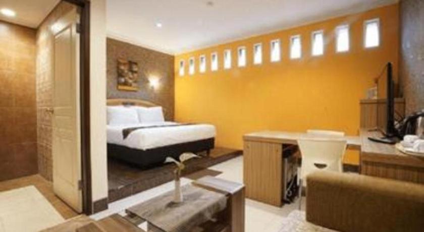 Patria Palace Hotel Blitar Exteriör bild
