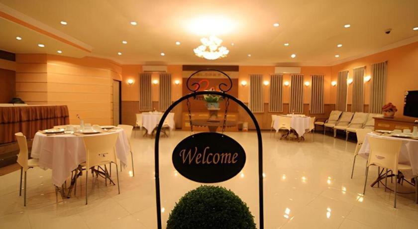 Patria Palace Hotel Blitar Exteriör bild
