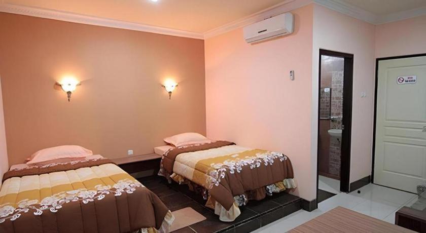 Patria Palace Hotel Blitar Exteriör bild