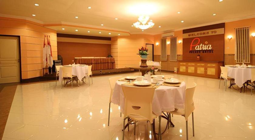 Patria Palace Hotel Blitar Exteriör bild