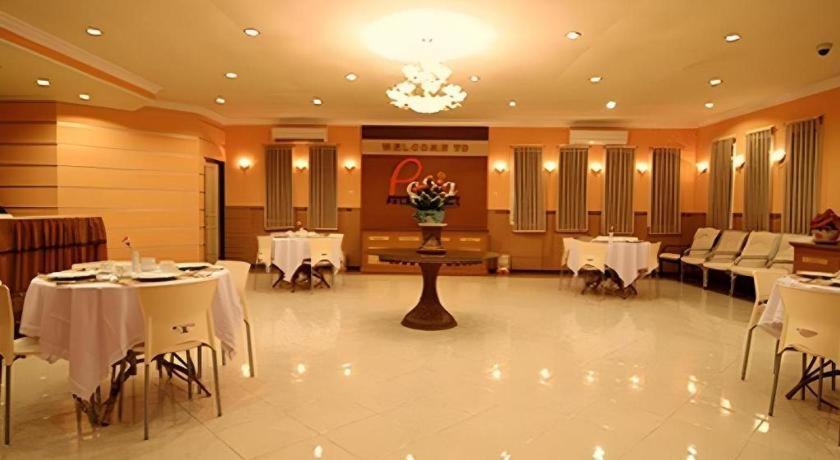 Patria Palace Hotel Blitar Exteriör bild