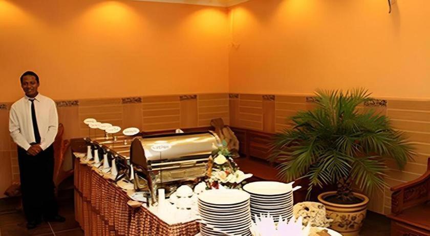 Patria Palace Hotel Blitar Exteriör bild