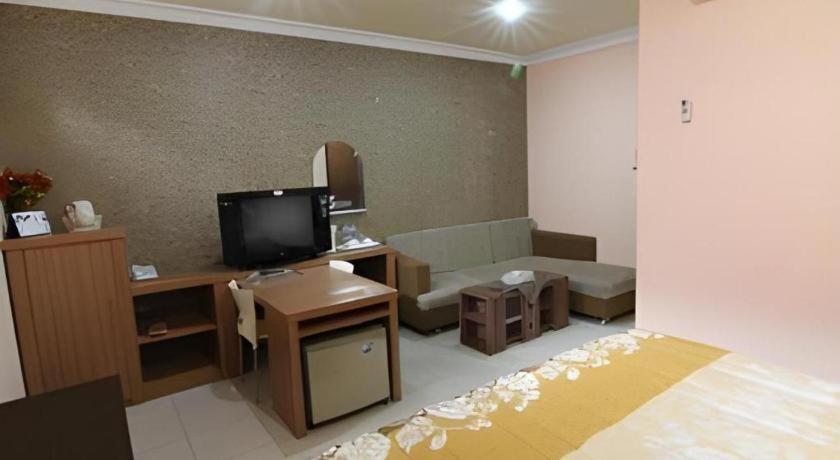Patria Palace Hotel Blitar Exteriör bild