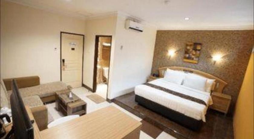 Patria Palace Hotel Blitar Exteriör bild