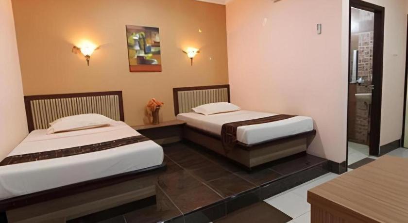 Patria Palace Hotel Blitar Exteriör bild