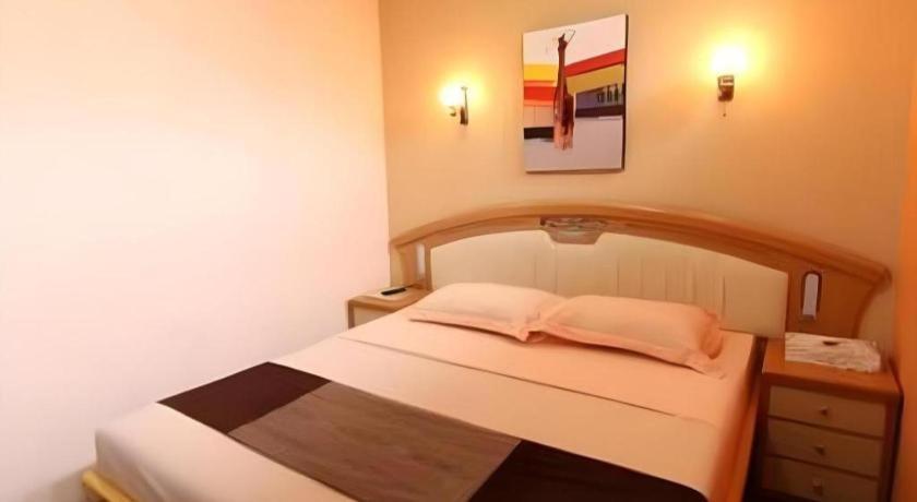Patria Palace Hotel Blitar Exteriör bild