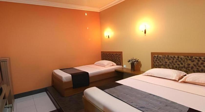 Patria Palace Hotel Blitar Exteriör bild