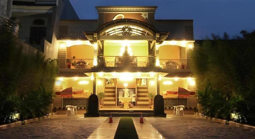 Patria Palace Hotel Blitar Exteriör bild