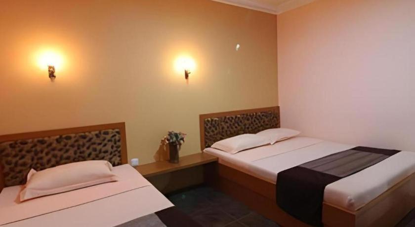 Patria Palace Hotel Blitar Exteriör bild