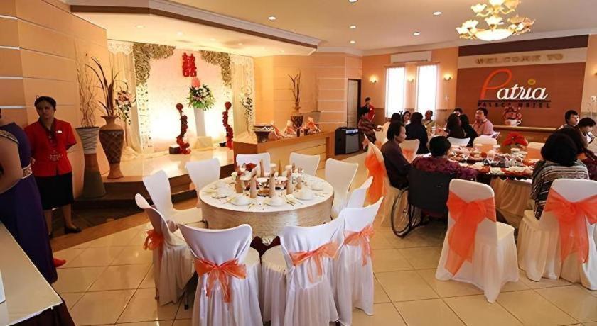 Patria Palace Hotel Blitar Exteriör bild
