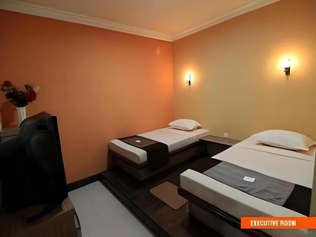 Patria Palace Hotel Blitar Exteriör bild