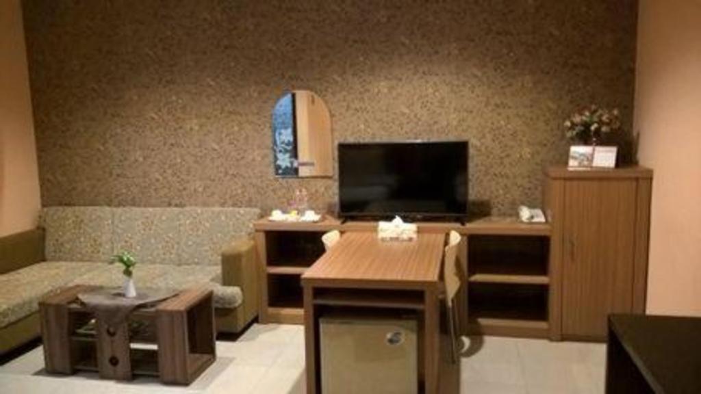 Patria Palace Hotel Blitar Exteriör bild