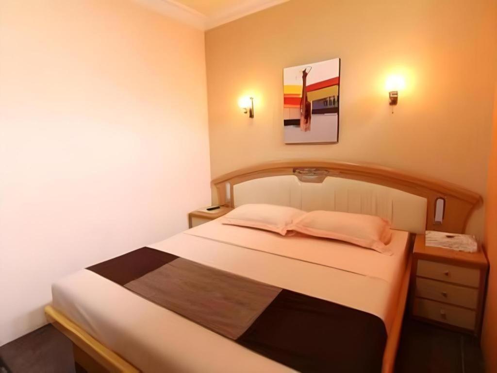 Patria Palace Hotel Blitar Exteriör bild