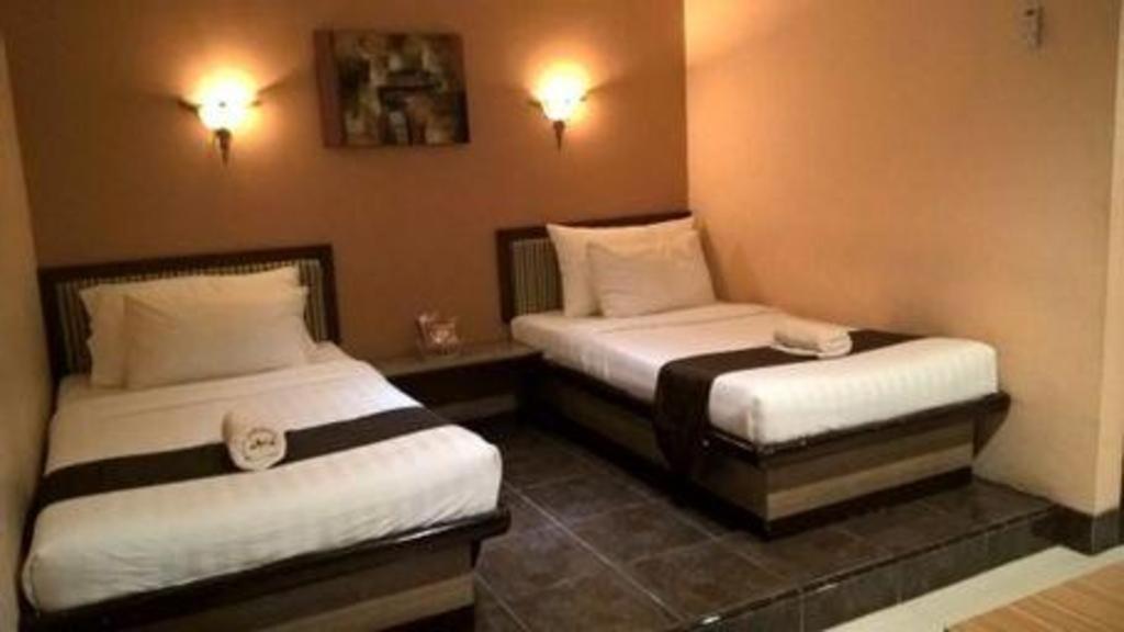 Patria Palace Hotel Blitar Exteriör bild