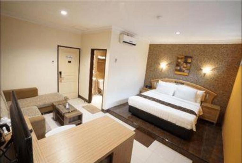 Patria Palace Hotel Blitar Exteriör bild