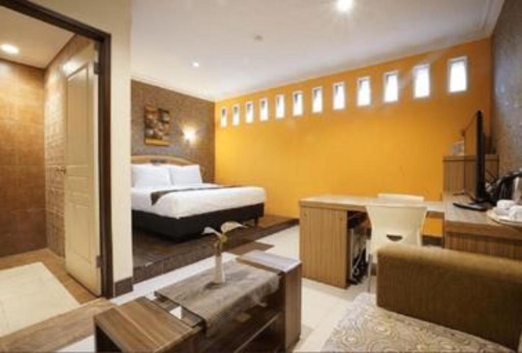 Patria Palace Hotel Blitar Exteriör bild