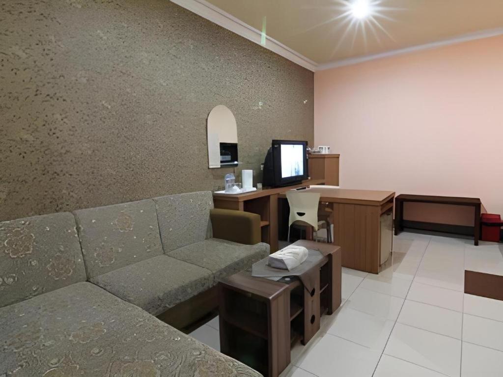 Patria Palace Hotel Blitar Exteriör bild