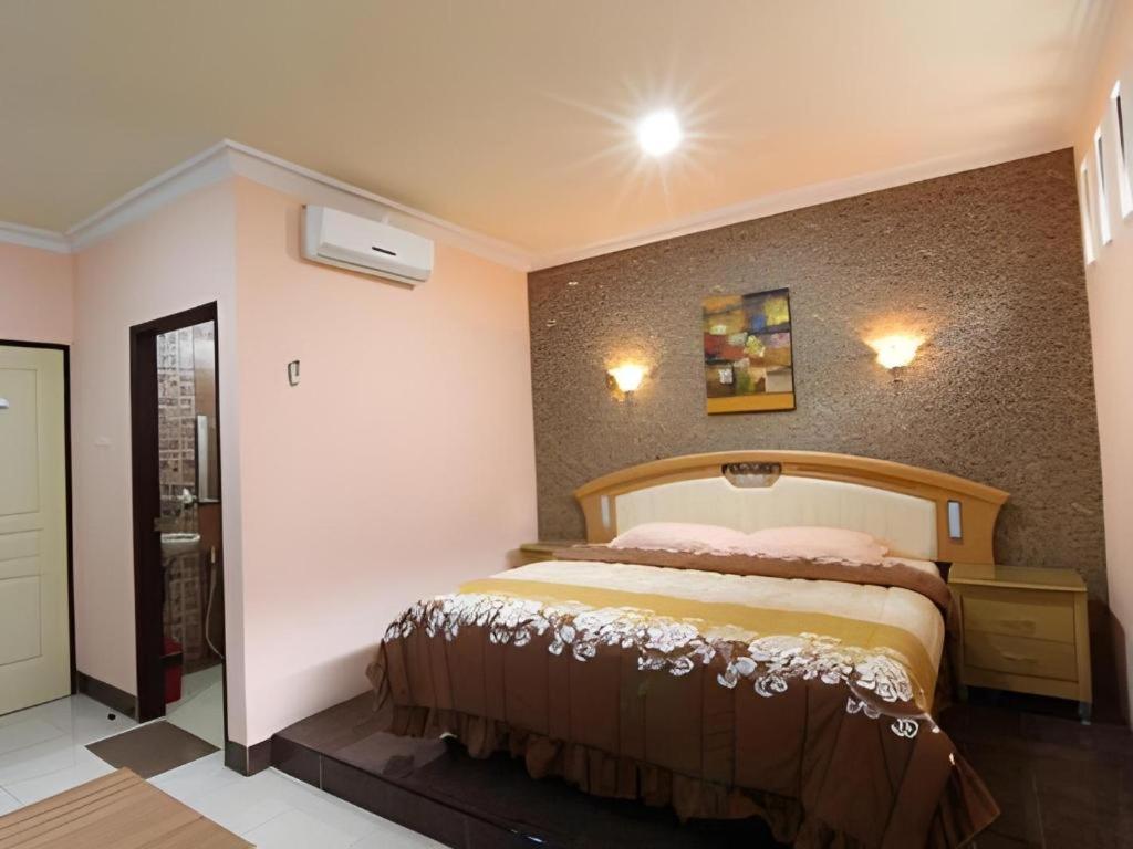 Patria Palace Hotel Blitar Exteriör bild