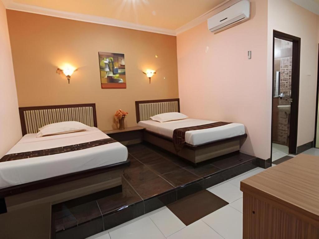 Patria Palace Hotel Blitar Exteriör bild