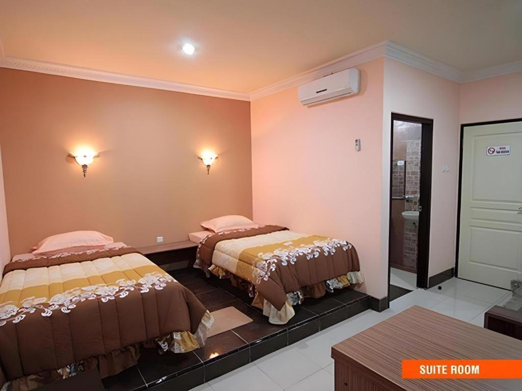 Patria Palace Hotel Blitar Exteriör bild