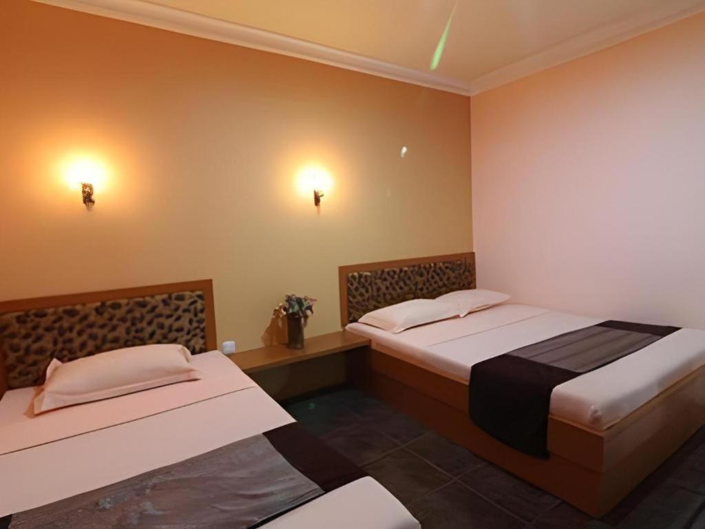 Patria Palace Hotel Blitar Exteriör bild