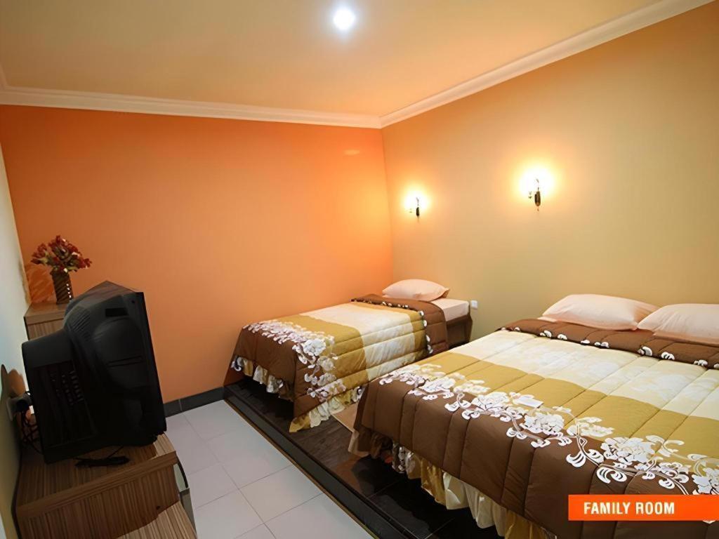 Patria Palace Hotel Blitar Exteriör bild