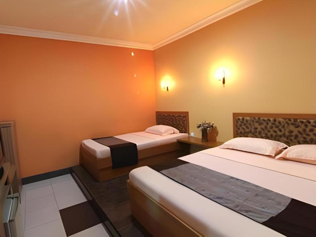Patria Palace Hotel Blitar Exteriör bild