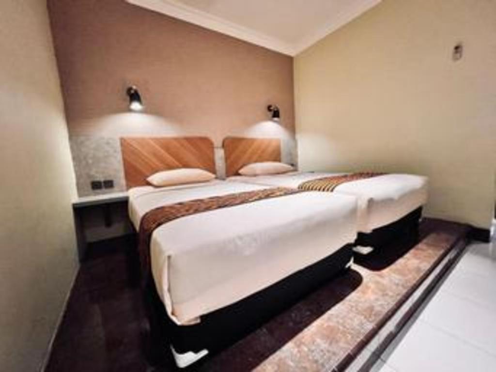 Patria Palace Hotel Blitar Exteriör bild