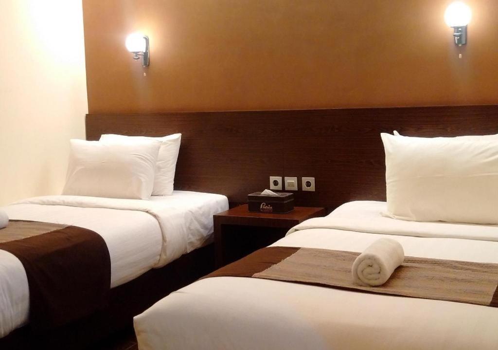 Patria Palace Hotel Blitar Exteriör bild