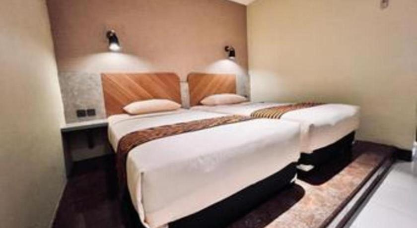 Patria Palace Hotel Blitar Exteriör bild