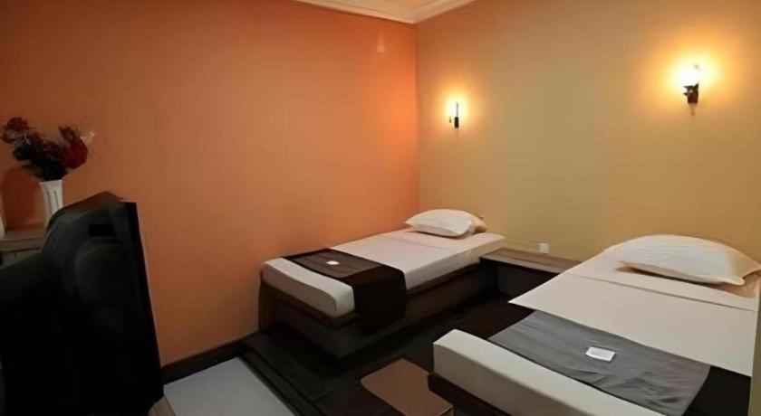 Patria Palace Hotel Blitar Exteriör bild