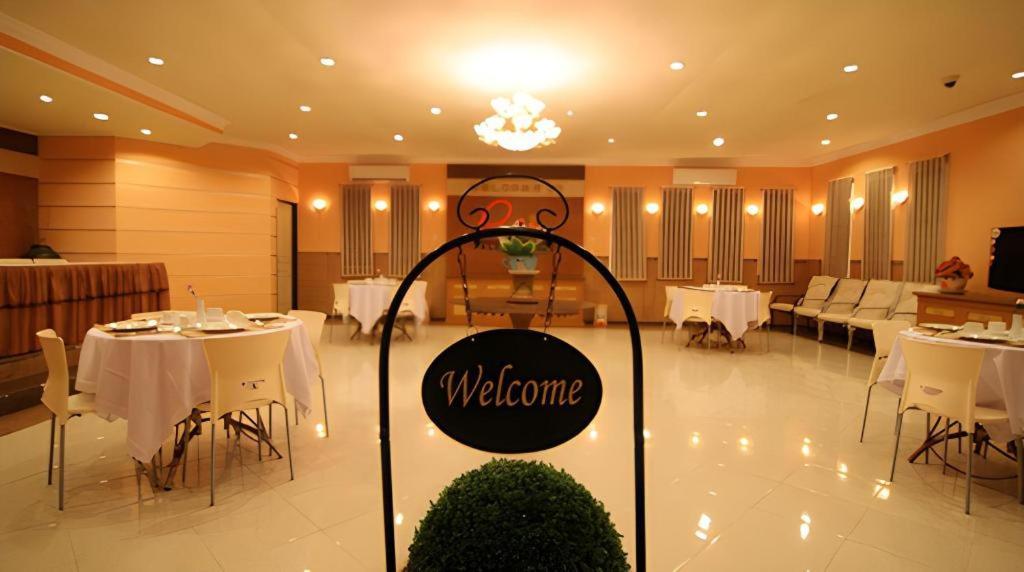 Patria Palace Hotel Blitar Exteriör bild