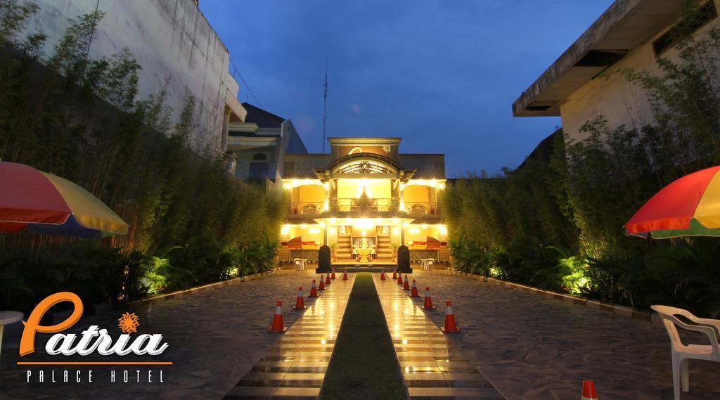 Patria Palace Hotel Blitar Exteriör bild