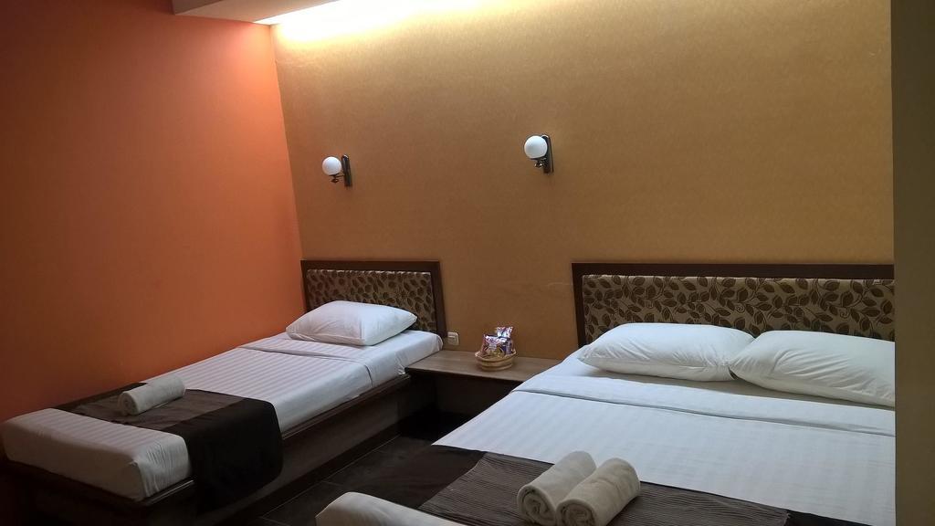 Patria Palace Hotel Blitar Exteriör bild