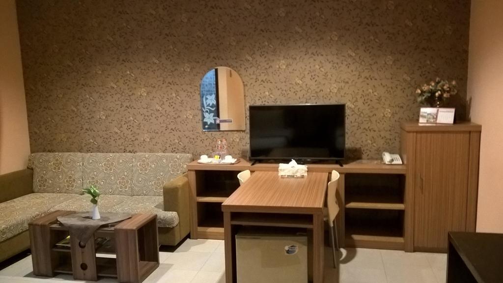 Patria Palace Hotel Blitar Exteriör bild