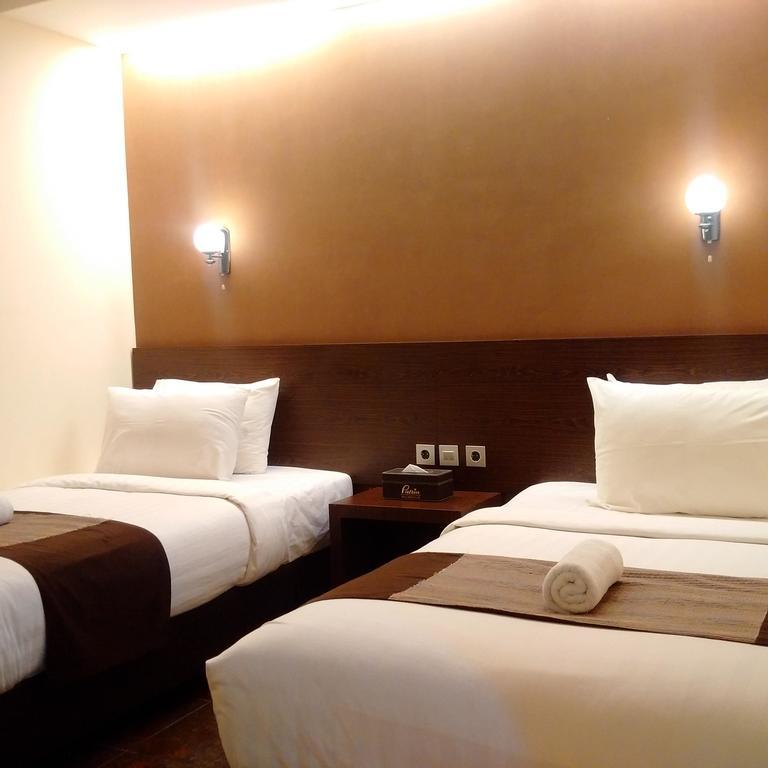 Patria Palace Hotel Blitar Exteriör bild