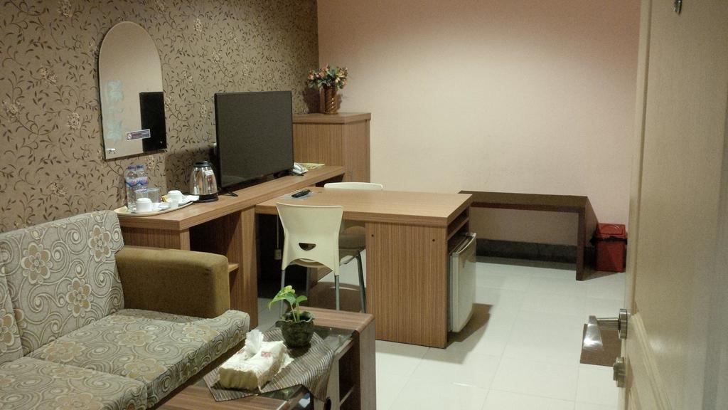 Patria Palace Hotel Blitar Exteriör bild
