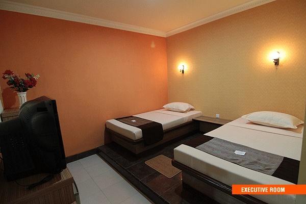 Patria Palace Hotel Blitar Exteriör bild